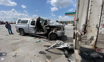 Mujer termina prensada en accidente en la carretera Saltillo-Monterrey