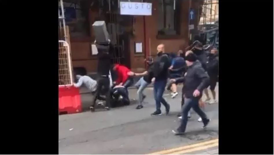 Hooligans ‘se dan con todo’ previo a partido del Manchester United (video)