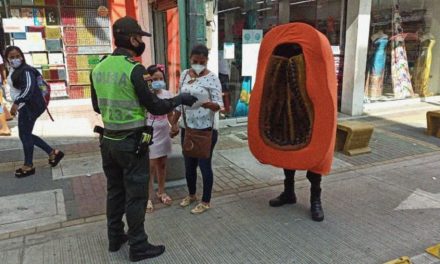 ‘No des papaya’, campaña policiaca causa polémica en Colombia