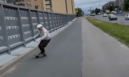 ‘Skater’ de 73 años de edad incendia las redes sociales en Rusia (video)