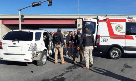 Tráiler deja tres policías estatales lesionados tras accidente en Saltillo
