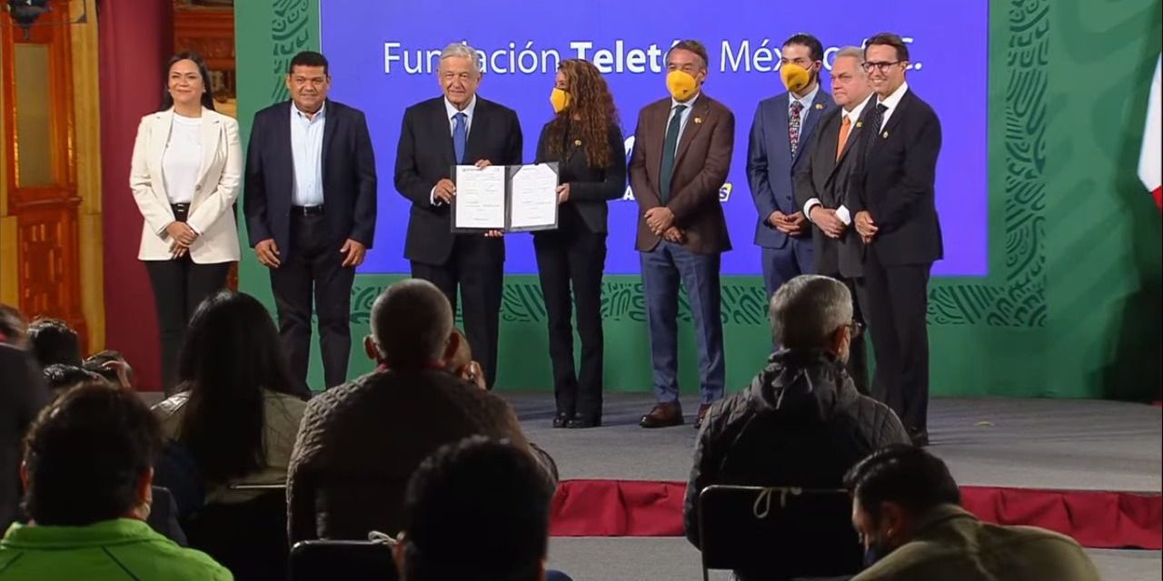 AMLO firma convenio con el Teletón para dar terapias a niños con discapacidad