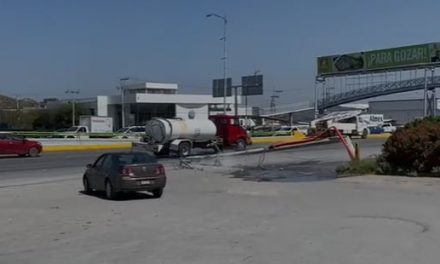 ¡Por poco y le cae encima! camión fantasma derriba poste; auto casi ‘no la libra’ en Saltillo  (video)