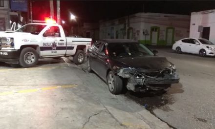 Por pasarse el rojo causa daños materiales en Saltillo