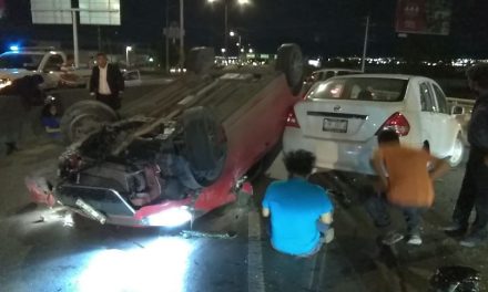 Vehículo abandonado ocasiona volcadura