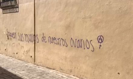 ‘Saquen sus rosarios de nuestros ovarios’; grafitean pared del Santo Cristo en Saltillo
