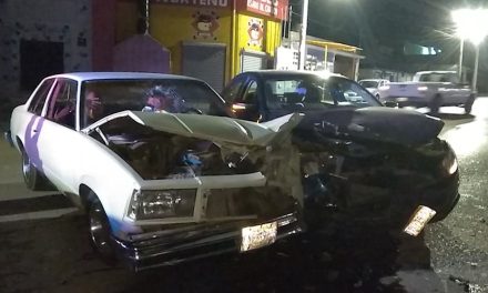 Ebrio no respeta alto y provoca aparatoso accidente en Saltillo