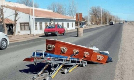Carroza pierde el ataúd y el cadáver se queda tirado en la calle