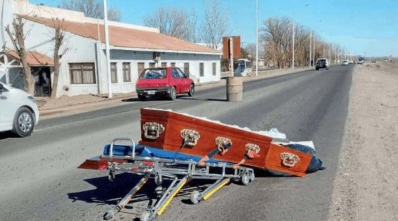 Carroza pierde el ataúd y el cadáver se queda tirado en la calle