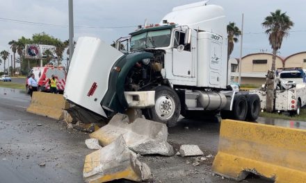 Tractocamión derrapa y deja un caos en Saltillo