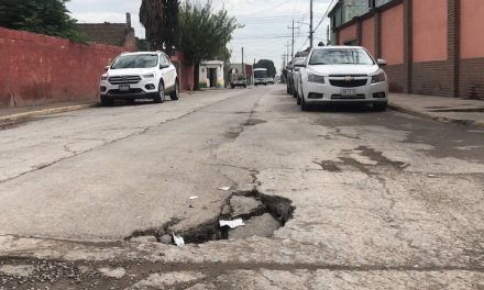 Socavón en Saltillo crece a pasos agigantados y se convirtió en un peligro para automovilistas