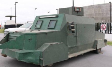 Sicarios a bordo de un ‘monstruo’ cargan gasolina frente a miembros de la Guardia Nacional en Tamaulipas