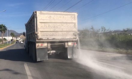 Camión de materiales ensucia Saltillo al derramar arena por las calles
