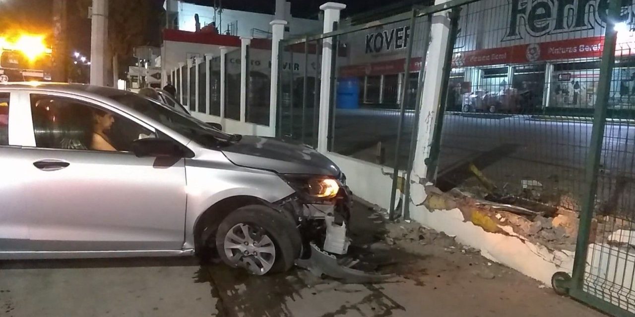 Hombre da volantazo y termina en la barda de un negocio en Saltillo