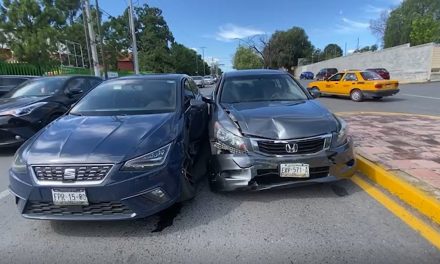 Sale sin fijarse y provoca accidente