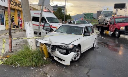 Conductora convulsiona; choca contra camioneta y poste