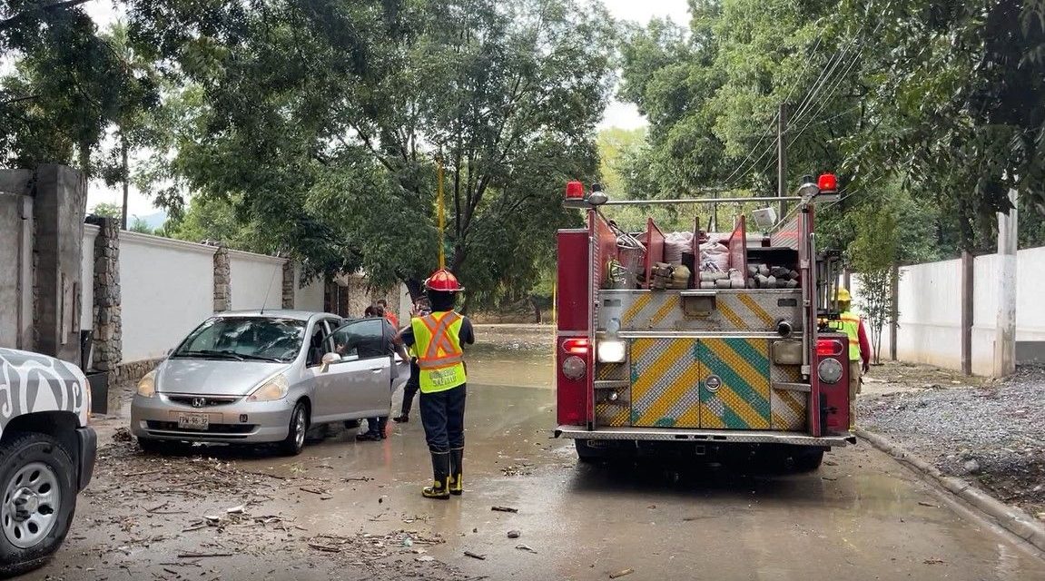 Bomberos rescatan a mujer atrapada en megacharco
