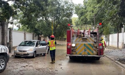 Bomberos rescatan a mujer atrapada en megacharco