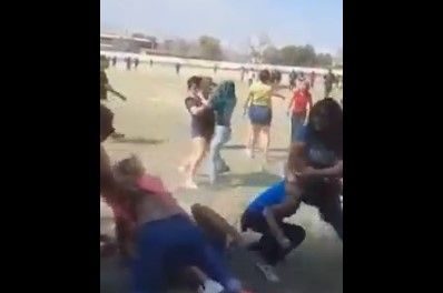 La salvaje pelea de las ‘mamahooligans’ en un campo de Coahuila