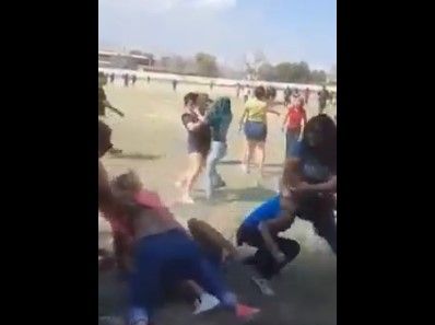 La salvaje pelea de las ‘mamahooligans’ en un campo de Coahuila