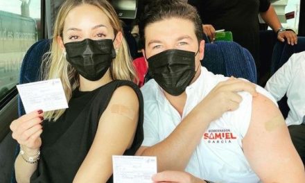 Poncho De Nigris le pide a Samuel García que lo lleve al autobús para vacunarse en Texas