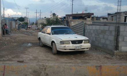 Roban carro y lo abandonan sin pila