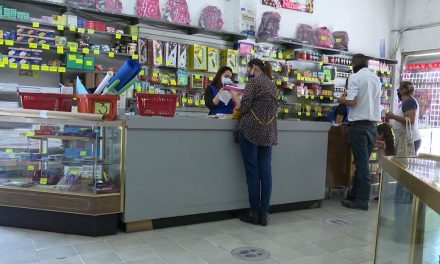 Abarrotan papelerías por compras de pánico