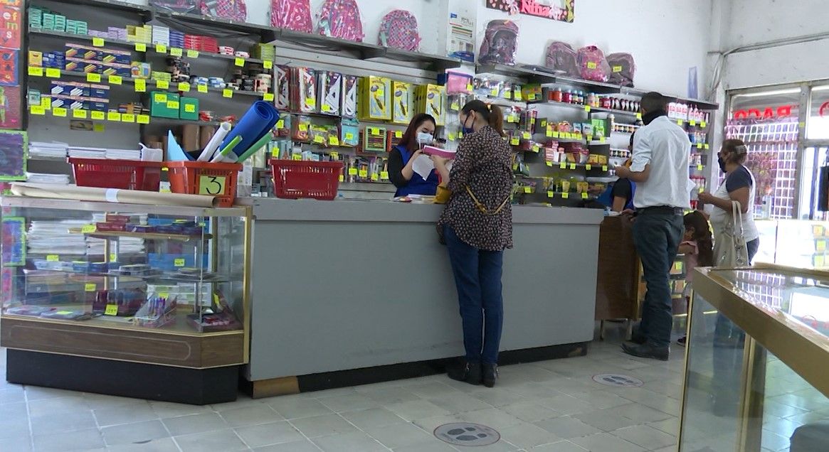 Abarrotan papelerías por compras de pánico