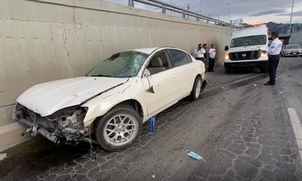 Destroza su coche por cafre