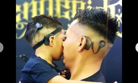 Amor del bueno; padre de Monclova se tatúa aparato auditivo como el que usa su hijo