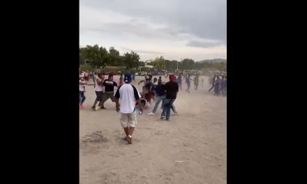 Se arma la ‘madre de las batallas’ en Parras; 500 personas se enfrascan en pelea durante partido de futbol