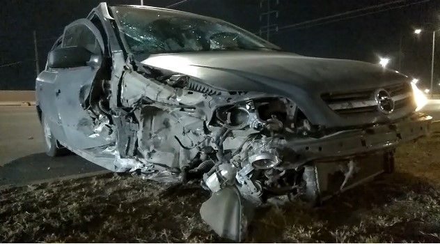 Hombre se ‘echa coyotito’ en Fundadores e impacta su auto contra señal de tránsito