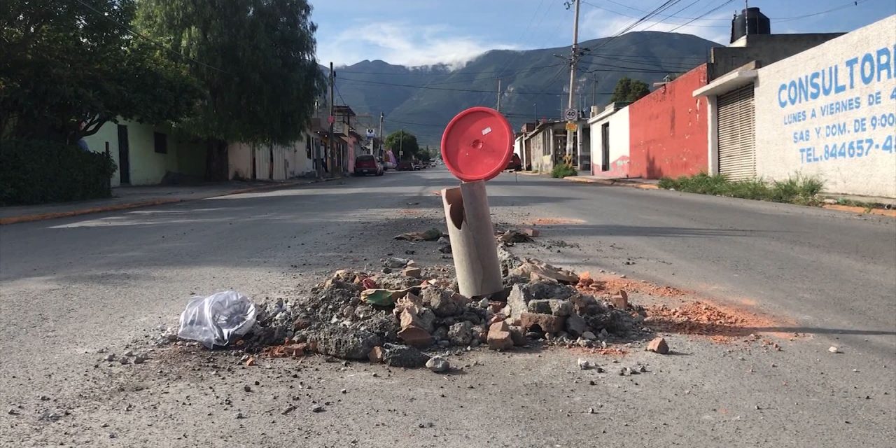 Dejan escombro abandonado en medio de importante vialidad
