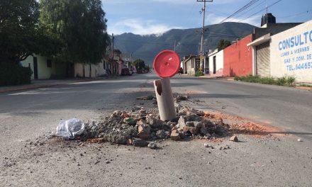 Dejan escombro abandonado en medio de importante vialidad