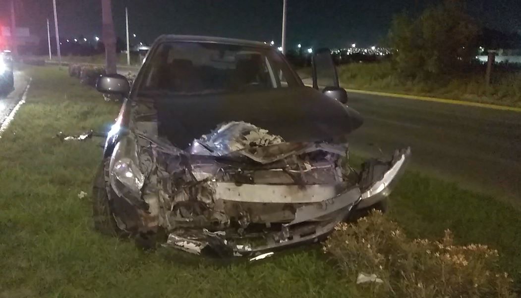 Derrapa en curva y choca contra árbol
