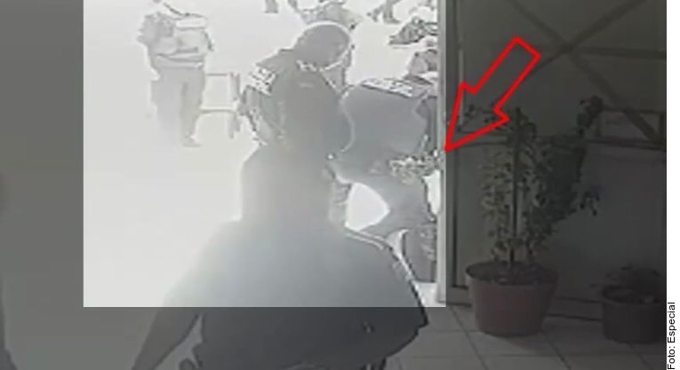 Exhiben a policías que sometieron a joven