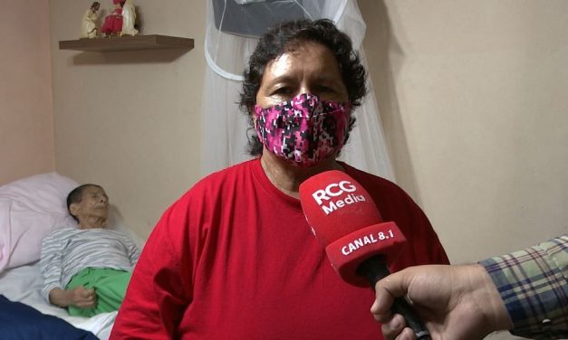 Fundación RCG entrega silla de ruedas, movilidad de Francisca será más fácil