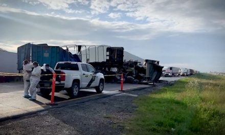 Trailero muere calcinado tras chocar contra otro transporte de carga