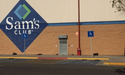 Sujeto se mete al baño de un Sams para fotografiar mujeres; su esposa lo descubre