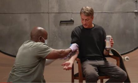 Venden patinetas con sangre de Tony Hawk para salvar el planeta (video)