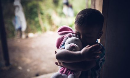 Suicidios de niños y violencia en el hogar se disparan durante la pandemia