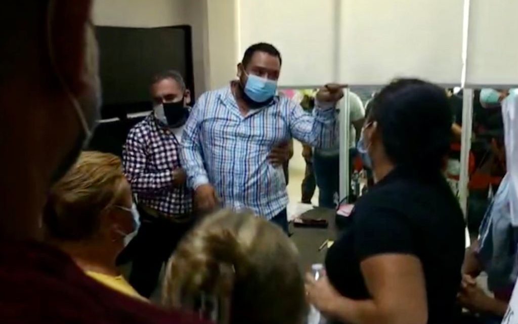 Regidor electo incita a la violencia contra funcionarios municipales en Acuña