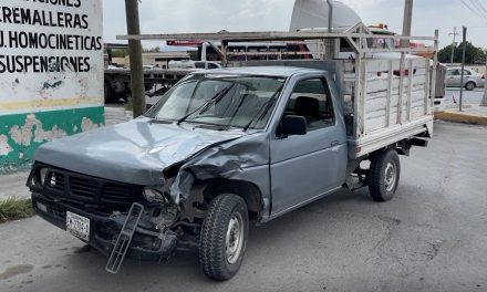 Chocan camioneta y auto compacto; ningún chofer acepta la culpa