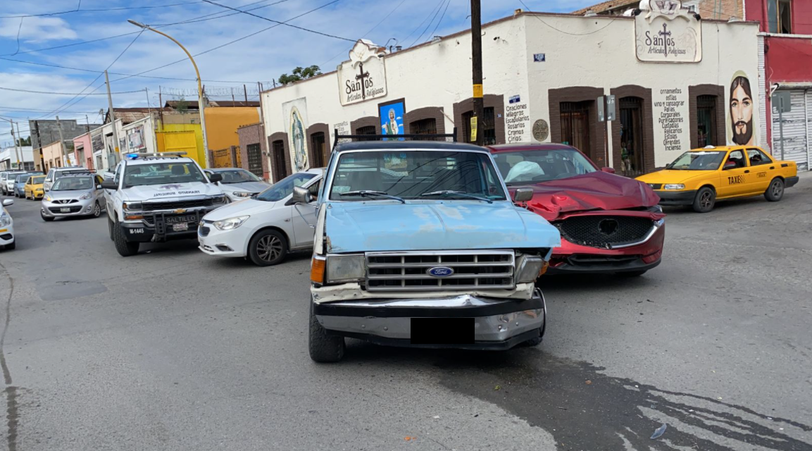 Camioneta de reciente modelo destruida en accidente en Saltillo