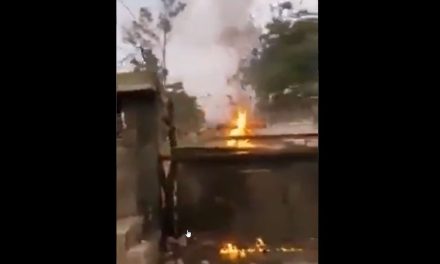 Atacan instalaciones de la Sedena en Aguililla; lanzan bombas molotov