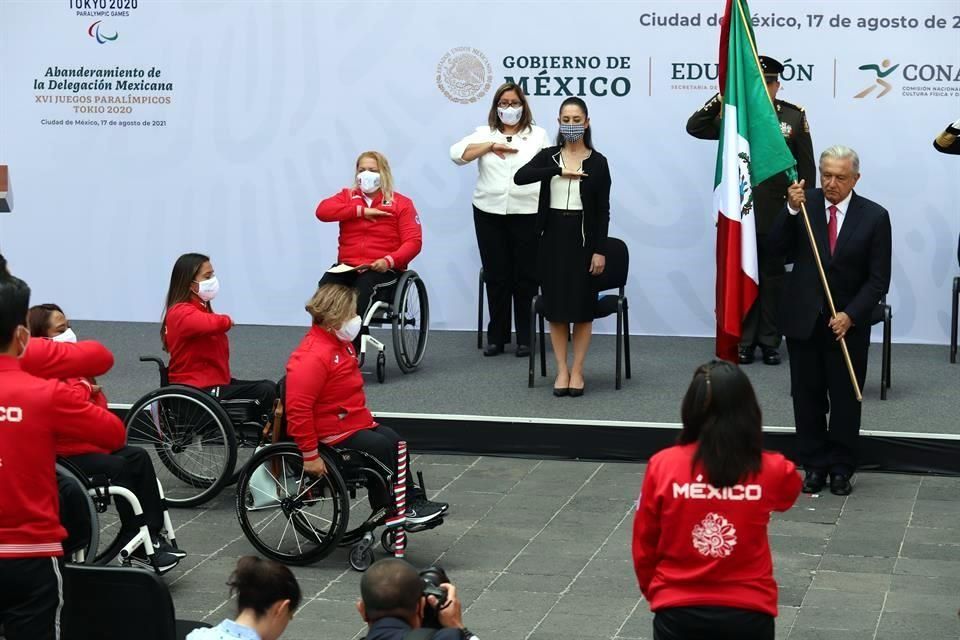 AMLO felicita a los medallistas paralímpicos