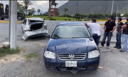 Impacta auto por alcance intencionalmente
