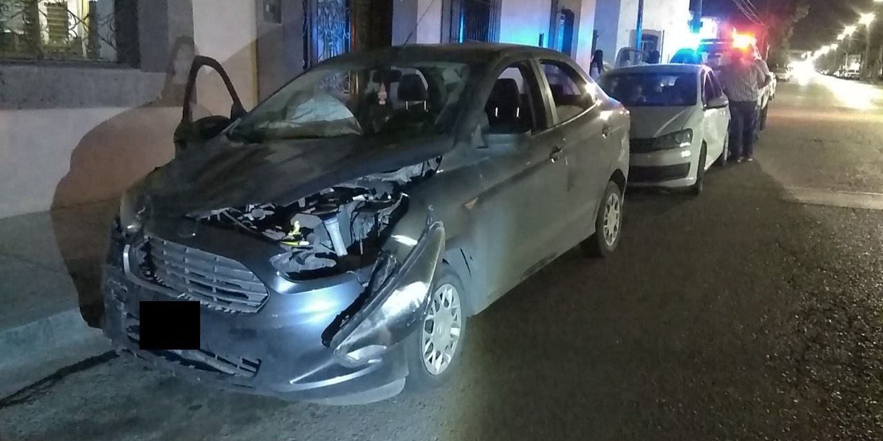 Mujer le acelera para que no le toque el rojo y termina chocando en Saltillo
