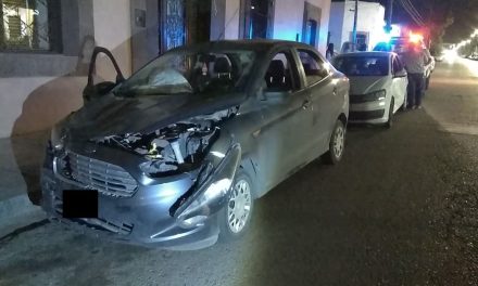 Mujer le acelera para que no le toque el rojo y termina chocando en Saltillo