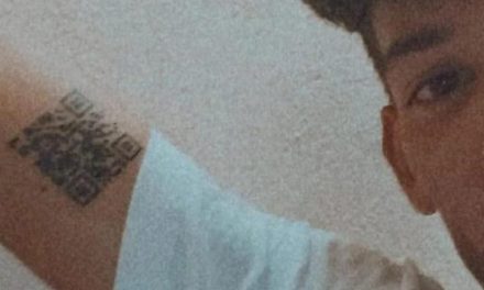 Se tatuó su certificado de vacunación contra el Covid-19